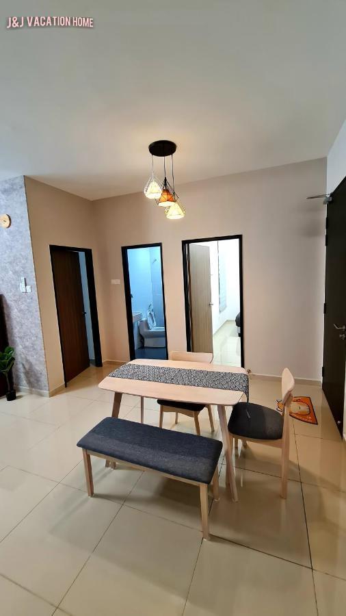 J&J Vacation Home@Novo8 Residence Kampong Tambak Extérieur photo