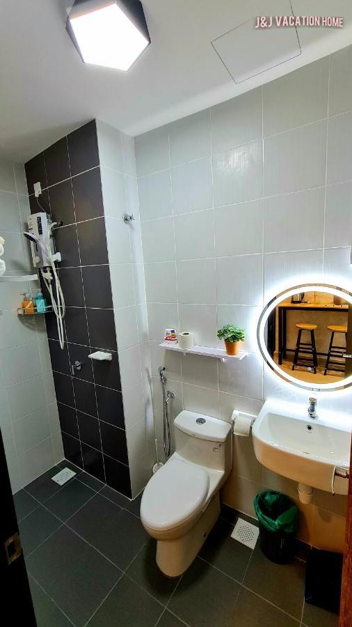 J&J Vacation Home@Novo8 Residence Kampong Tambak Extérieur photo