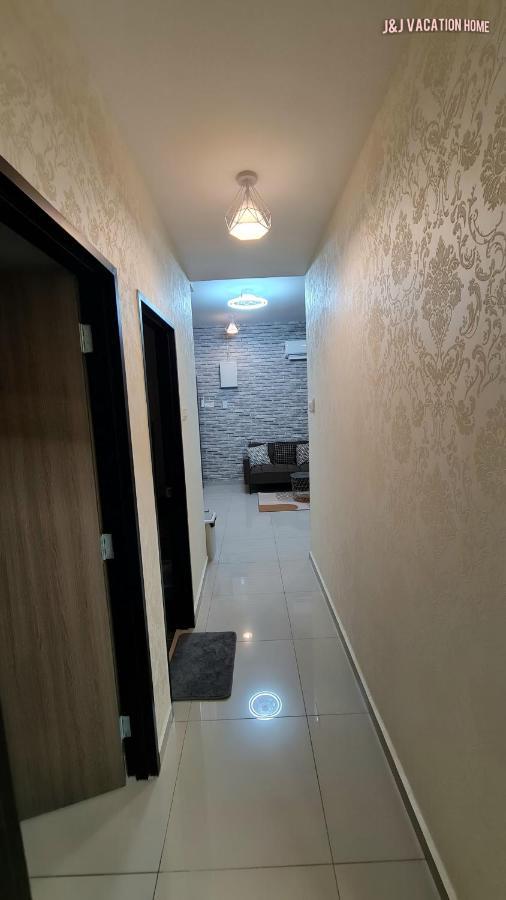 J&J Vacation Home@Novo8 Residence Kampong Tambak Extérieur photo