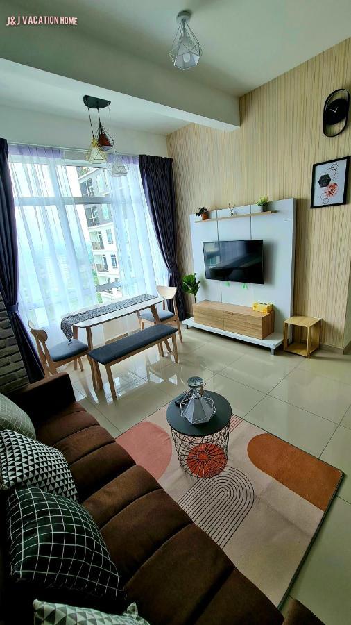J&J Vacation Home@Novo8 Residence Kampong Tambak Extérieur photo