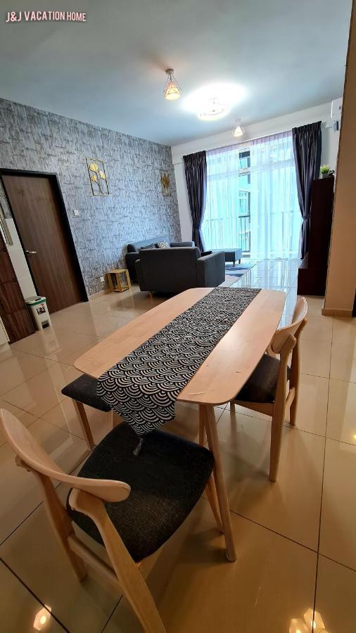 J&J Vacation Home@Novo8 Residence Kampong Tambak Extérieur photo