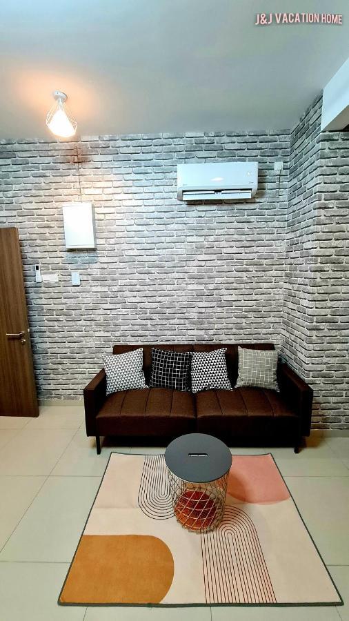 J&J Vacation Home@Novo8 Residence Kampong Tambak Extérieur photo