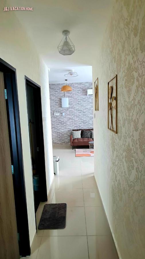 J&J Vacation Home@Novo8 Residence Kampong Tambak Extérieur photo