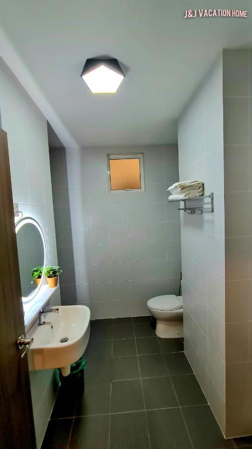 J&J Vacation Home@Novo8 Residence Kampong Tambak Extérieur photo
