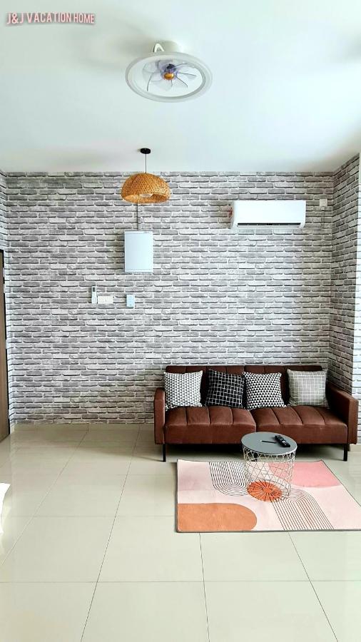 J&J Vacation Home@Novo8 Residence Kampong Tambak Extérieur photo