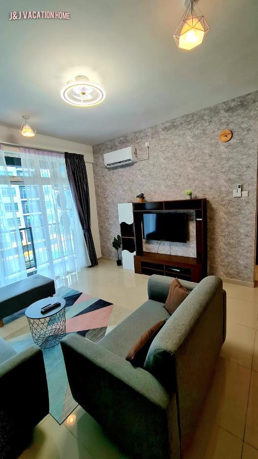 J&J Vacation Home@Novo8 Residence Kampong Tambak Extérieur photo