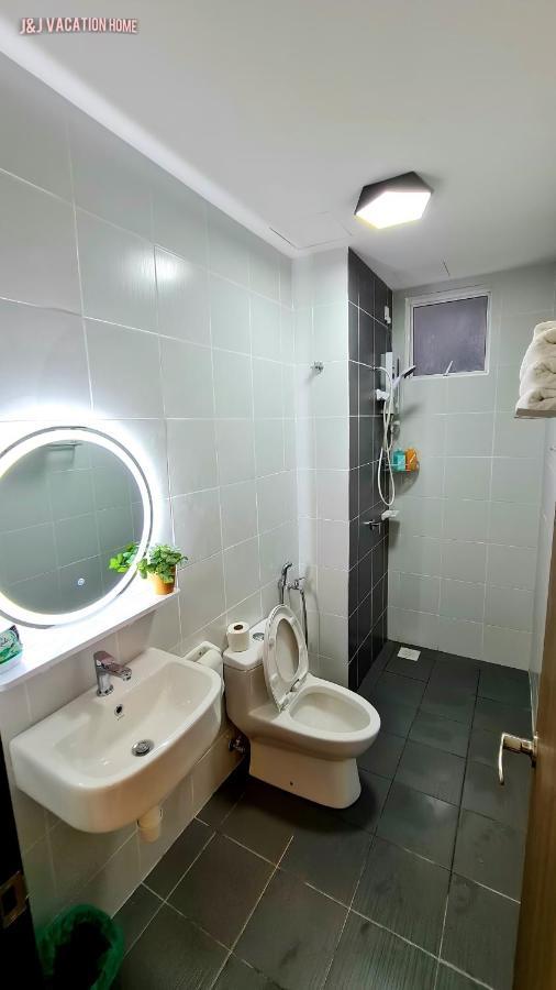 J&J Vacation Home@Novo8 Residence Kampong Tambak Extérieur photo