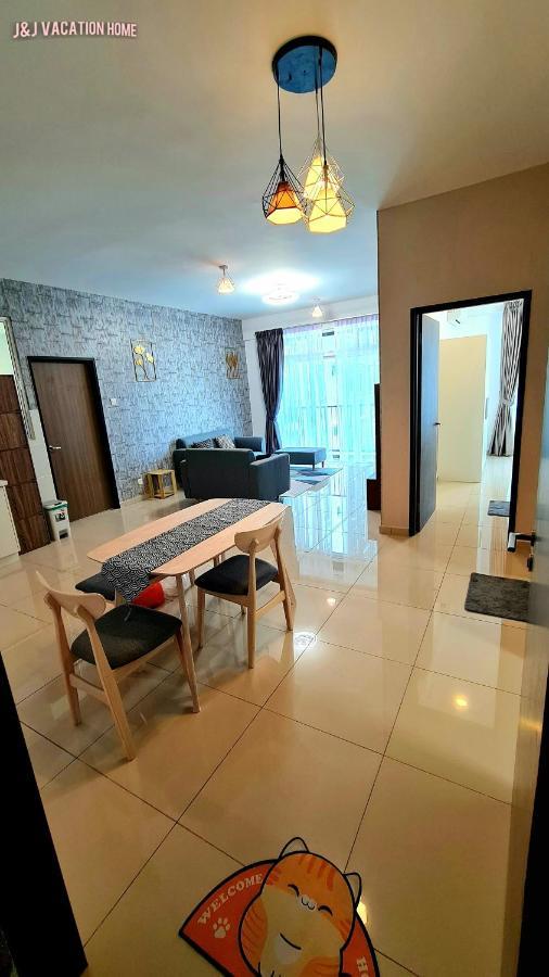 J&J Vacation Home@Novo8 Residence Kampong Tambak Extérieur photo